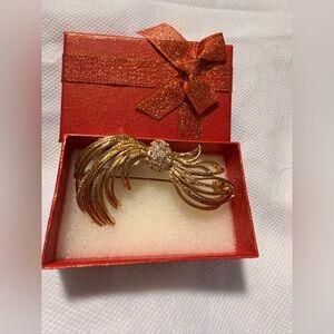 Elegant Gold Brooch with Crystal Accents